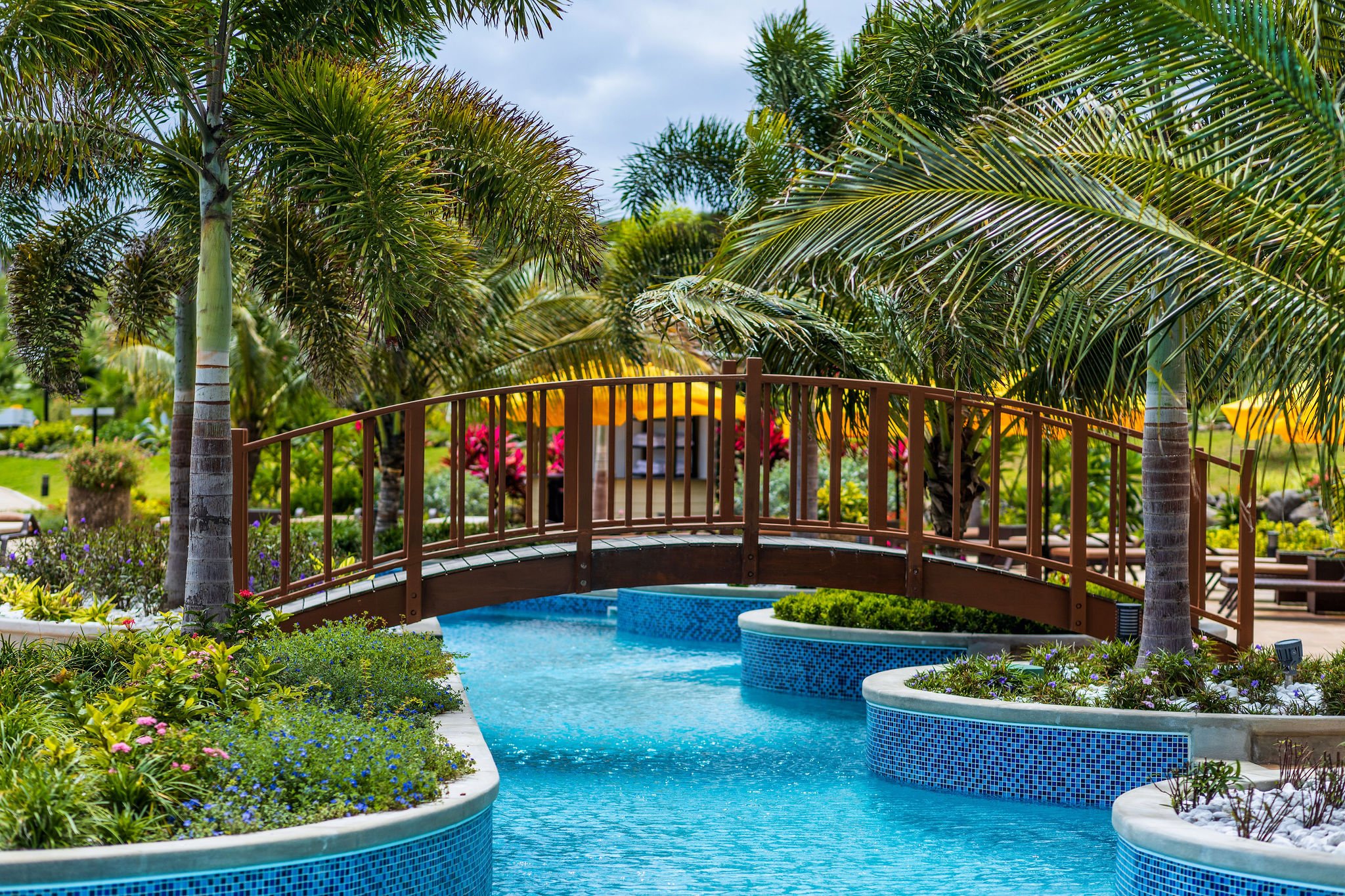 golden-rock-dive-nature-resort-Sint Eustatius-accommodatie-zwembad met ligbedden