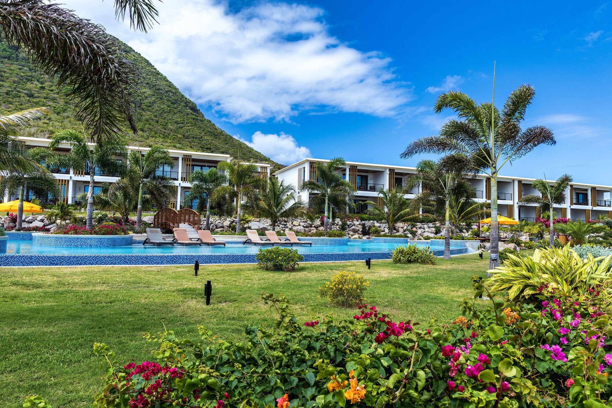 golden-rock-dive-nature-resort-Sint Eustatius-accommodatie-zwembad met ligbedden