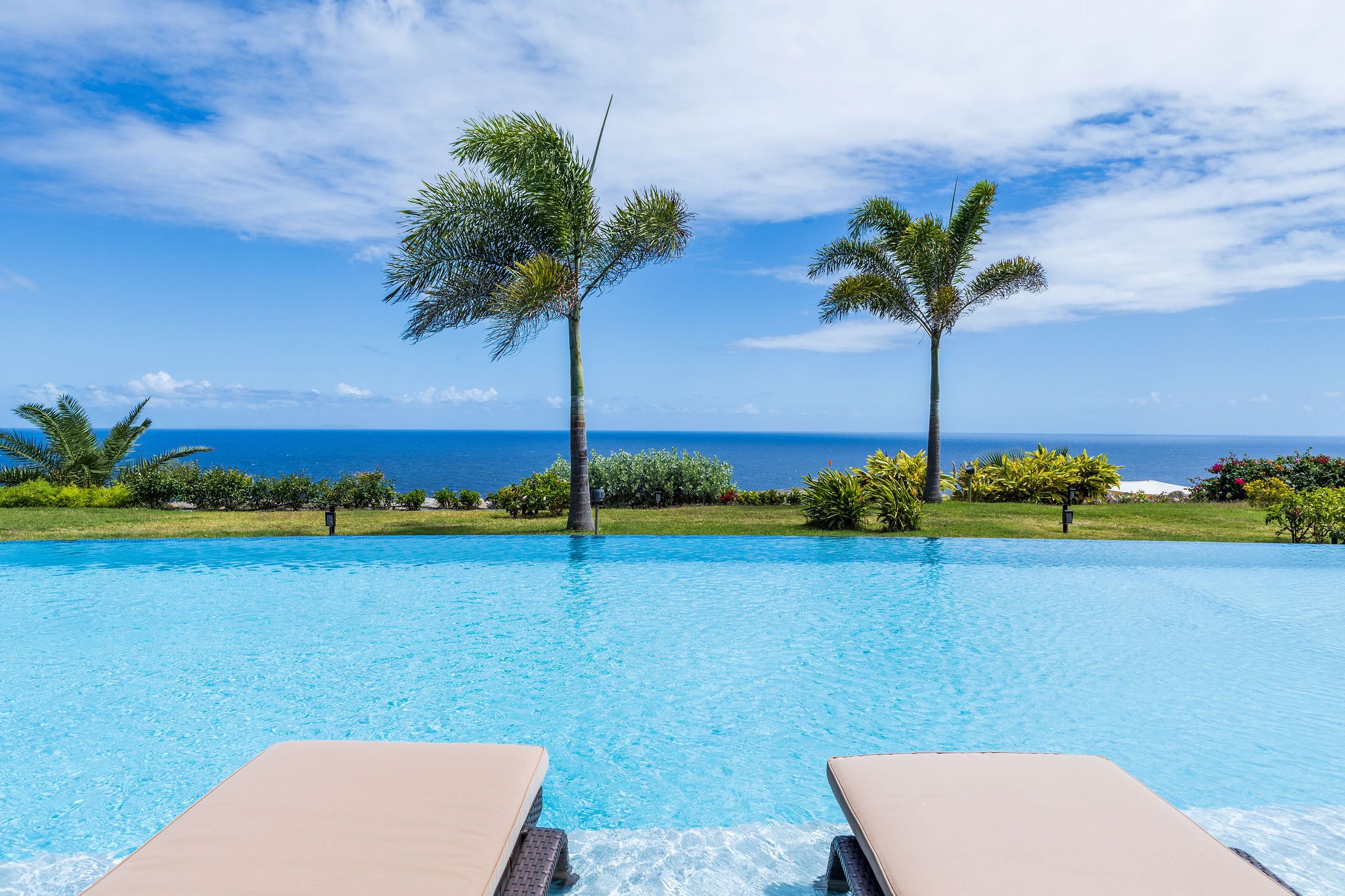 golden-rock-dive-nature-resort-Sint Eustatius-accommodatie-zwembad met ligbedden