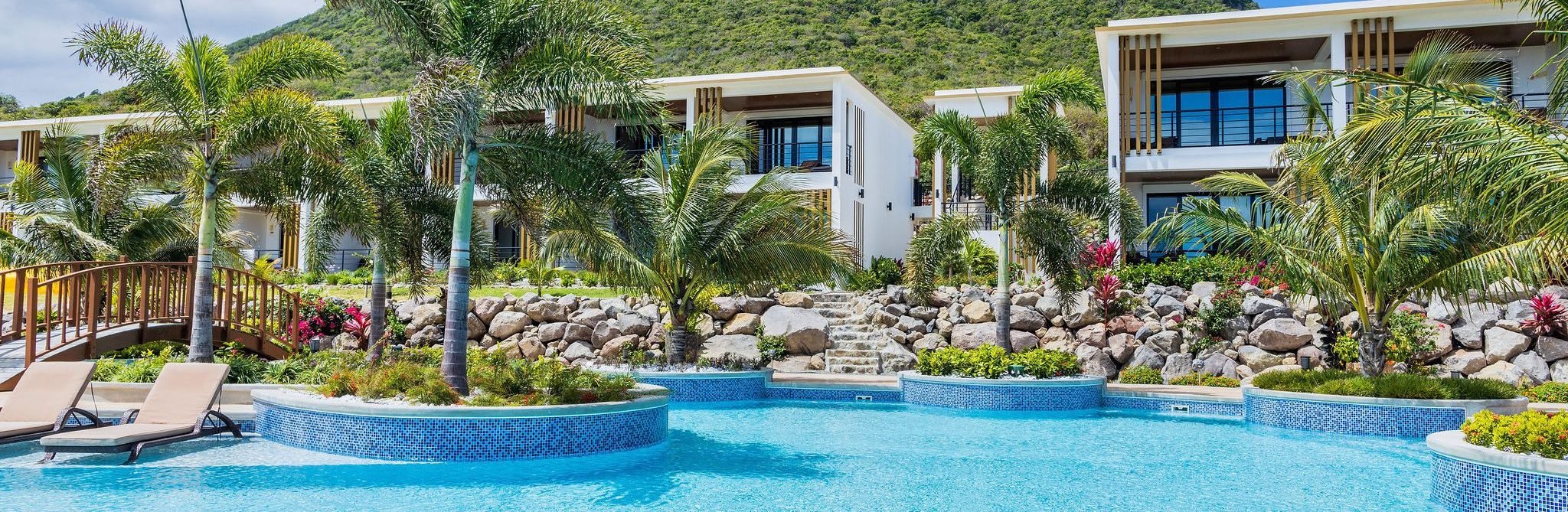 golden-rock-dive-nature-resort-Sint Eustatius-accommodatie-zwembad met ligbedden