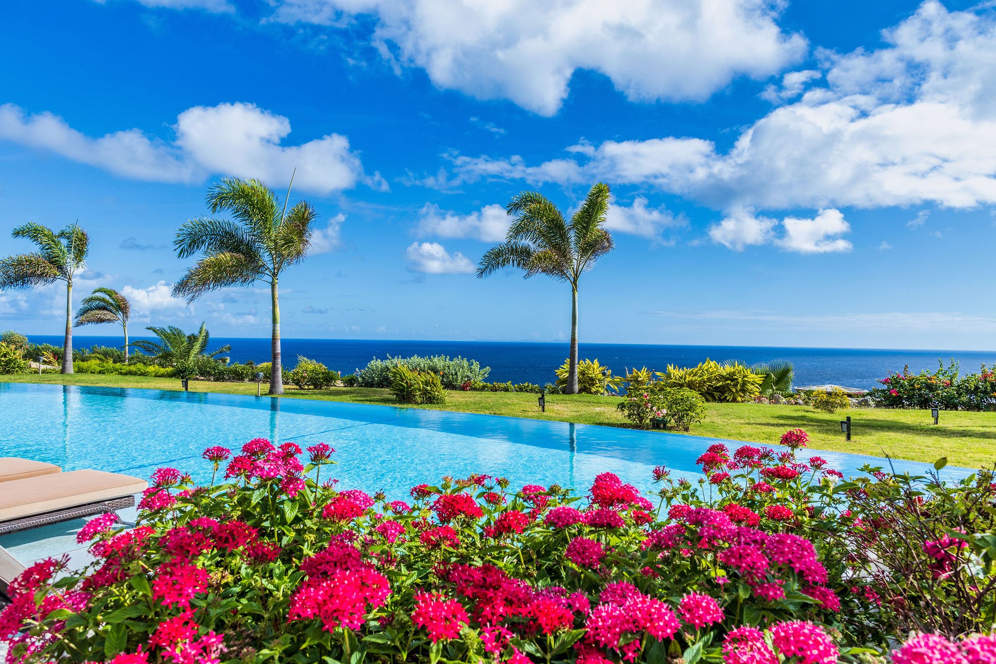 golden-rock-dive-nature-resort-Sint Eustatius-accommodatie-zwembad met ligbedden