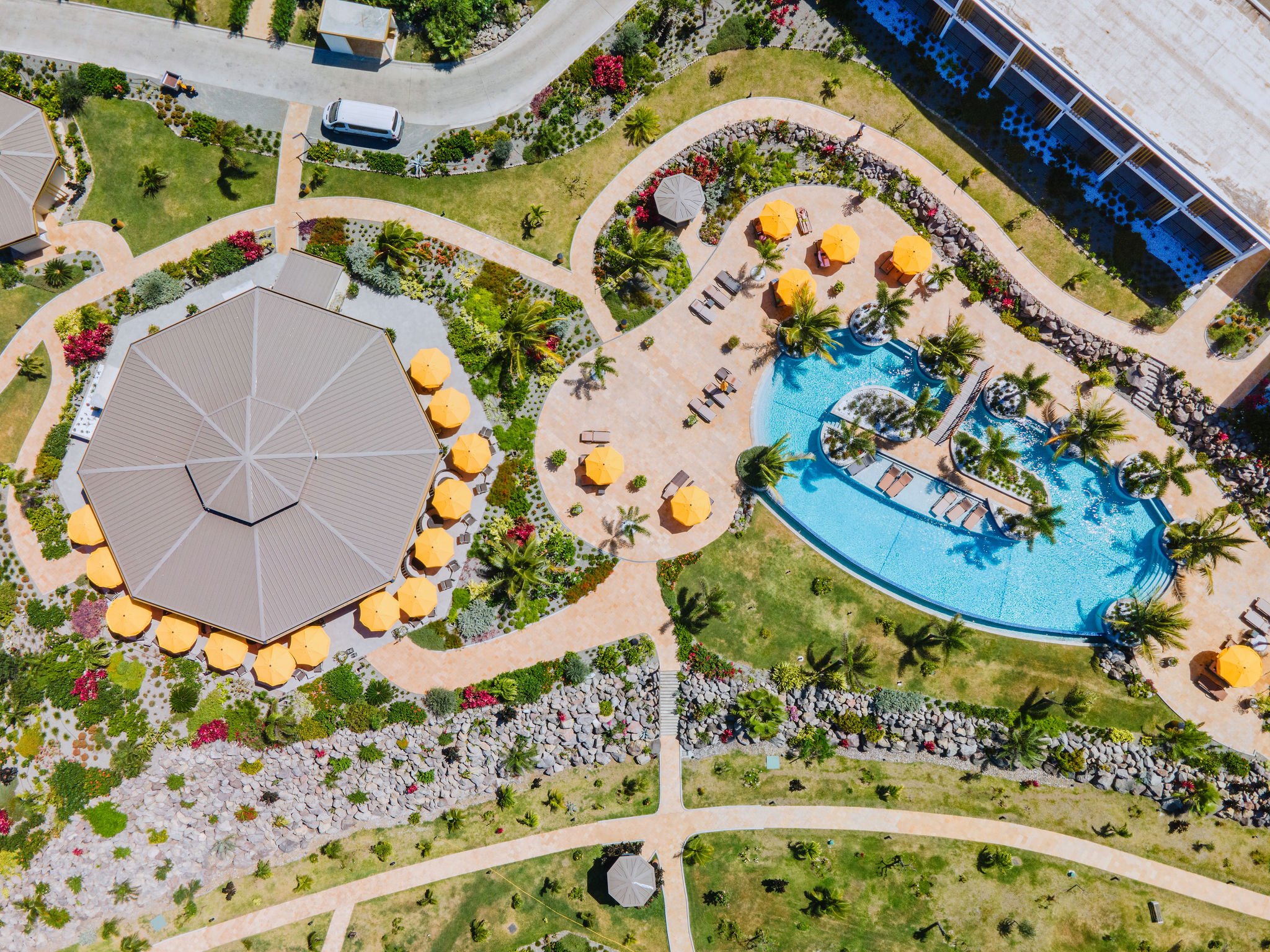 golden-rock-dive-nature-resort-Sint Eustatius-accommodatie-zwembad met ligbedden