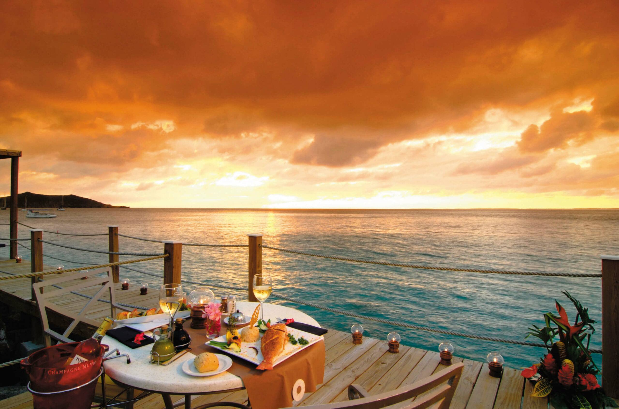 grand-case-beach-club-Sint maarten-Saint Martin-accommodatie-aan zee-restaurant met terras aan zee-uitzicht-zonsondergang