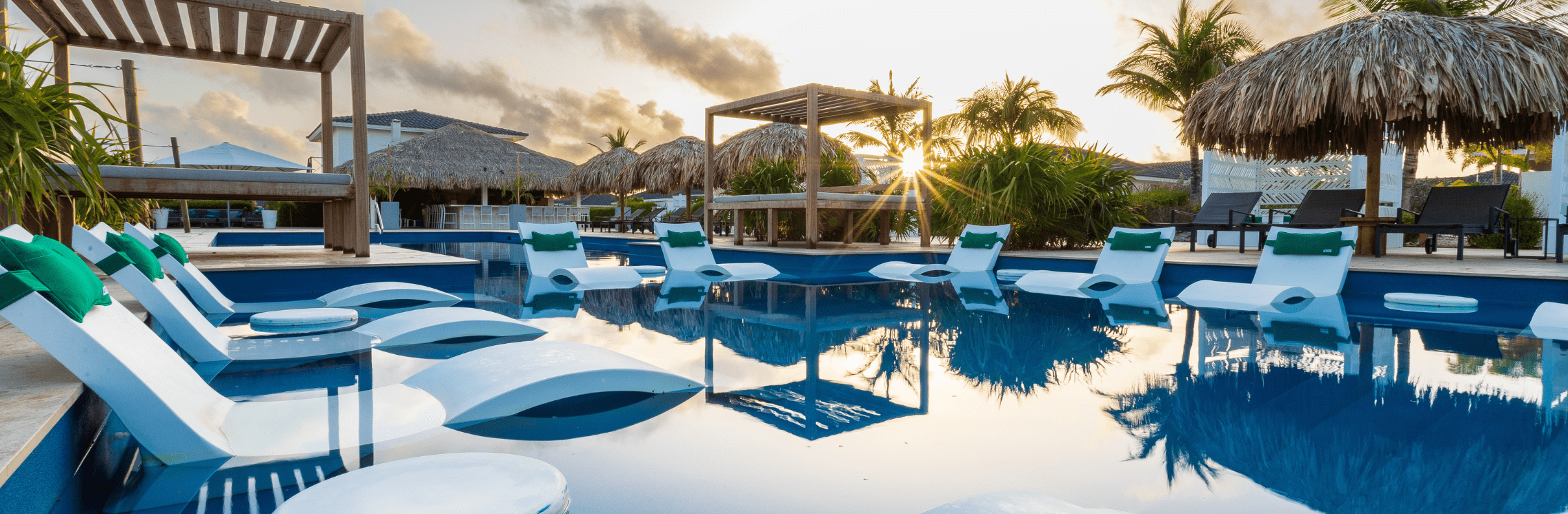 Grand Windsock Dive and Beach Resort Bonaire, Accommodatie, zwembad met ligbedden