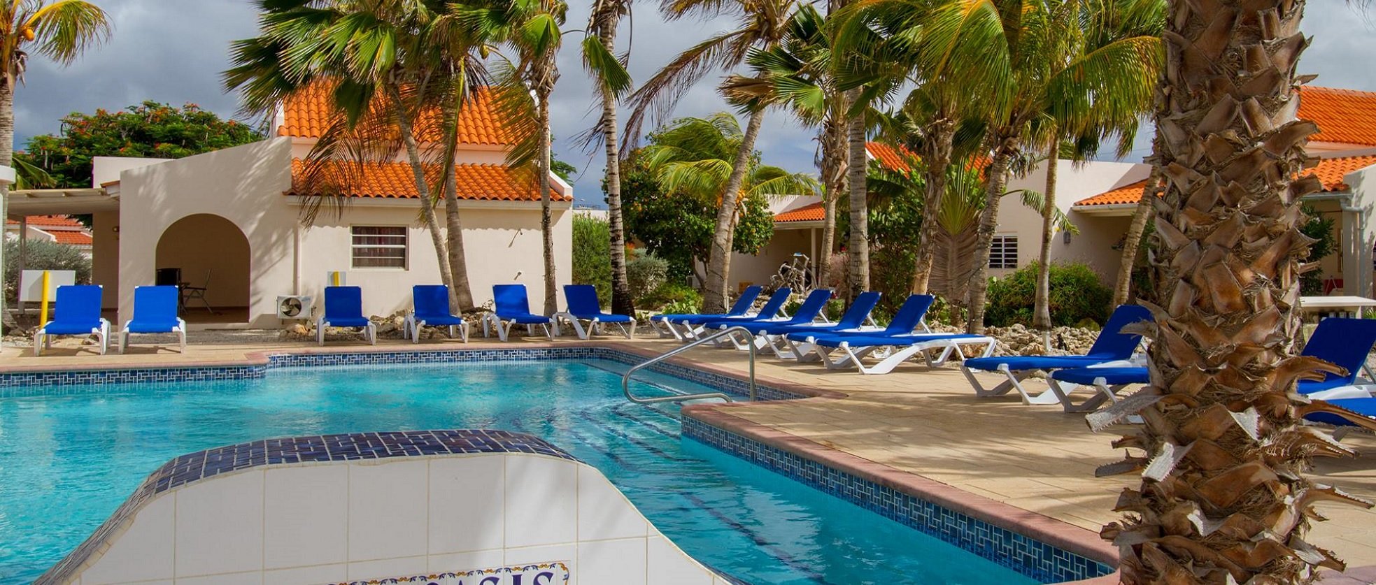 Hamlet Oasis, Kralendijk, Accommodatie Bonaire, terras, zwembad met ligbedden