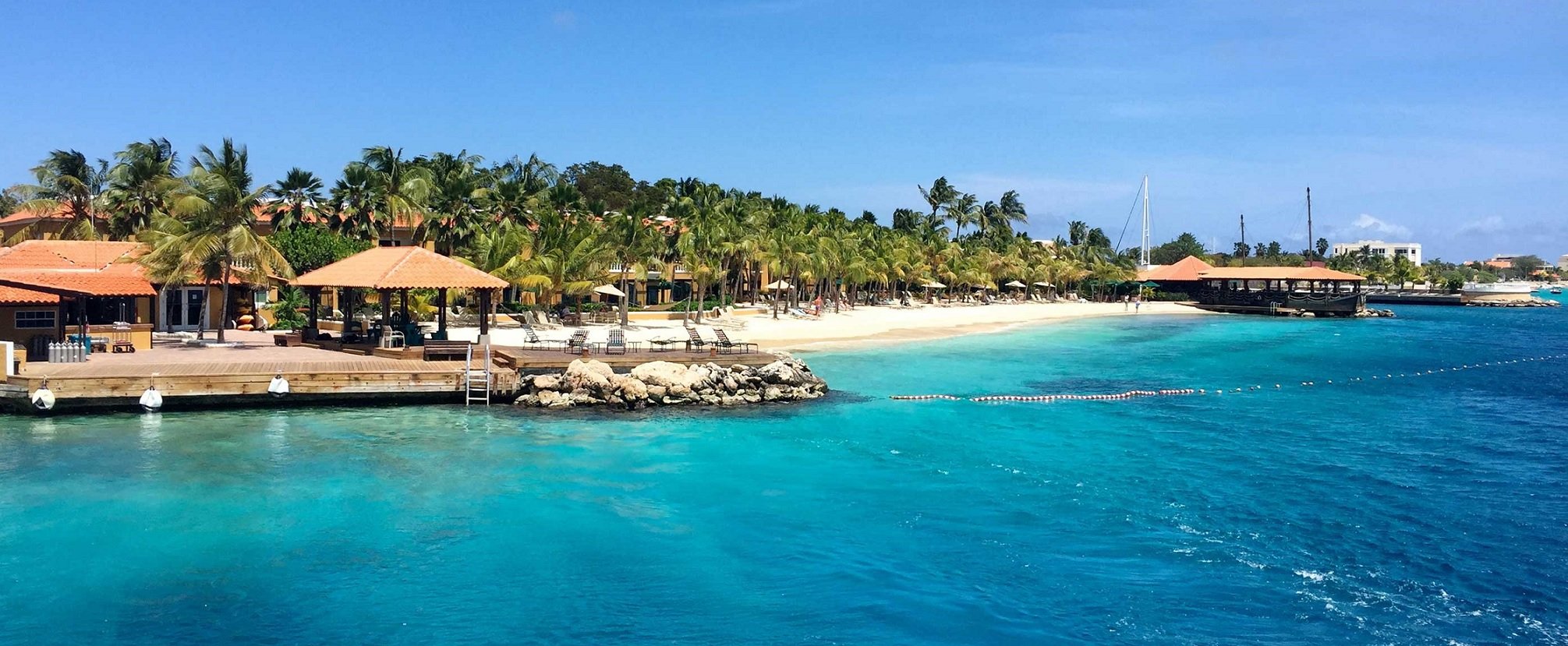 Harbour Village Beach Club, Kralendijk, Accommodatie Bonaire, strand met ligbedden