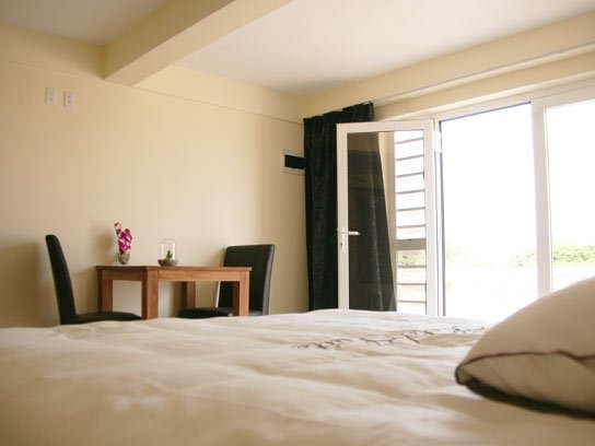 Hillside Resort, Kralendijk, Accommodatie Bonaire, slaapkamer en terras
