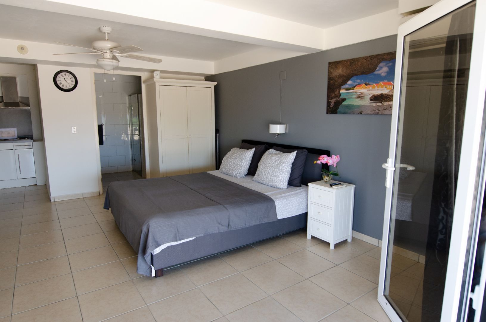 Hillside Resort, Kralendijk, Accommodatie Bonaire, slaapkamer en keuken