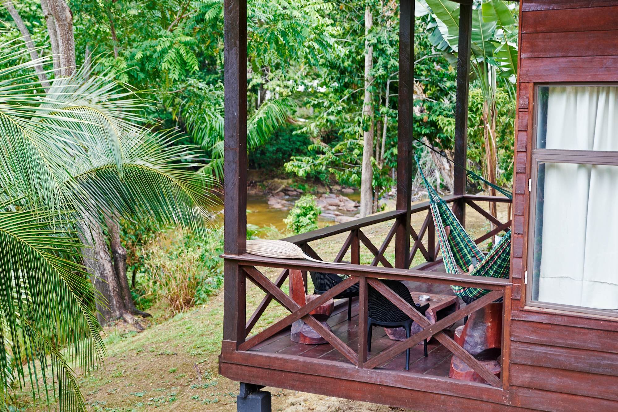 knini-paati-jungle-river-resort-Suriname-accommodatie-rivier-natuur-terras-uitzicht