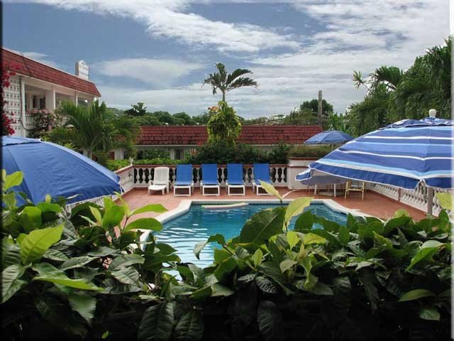 lesperance-Sint maarten-Saint Martin-accommodatie-zwembad met ligbedden