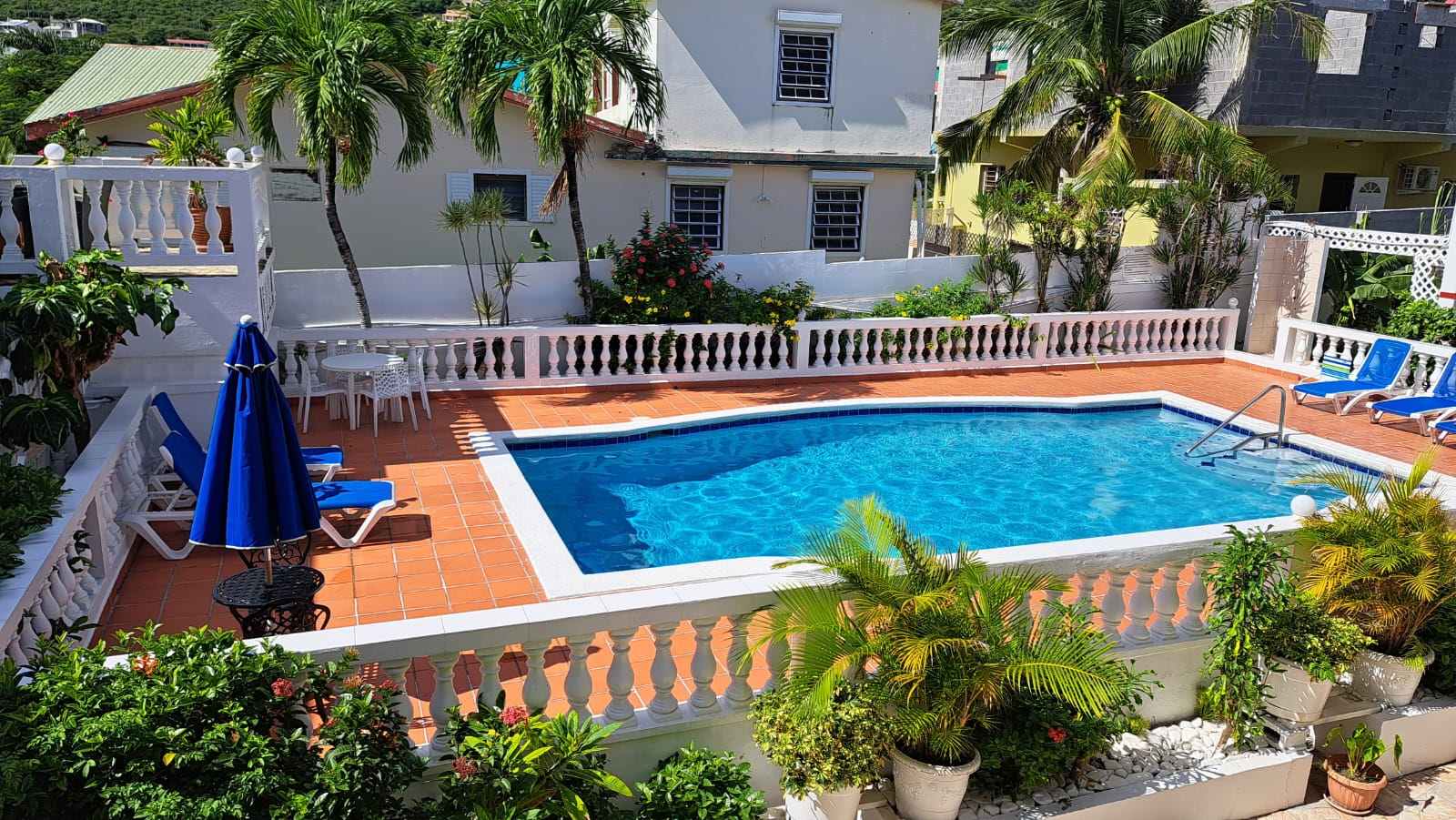 lesperance-Sint maarten-Saint Martin-accommodatie-zwembad met ligbedden
