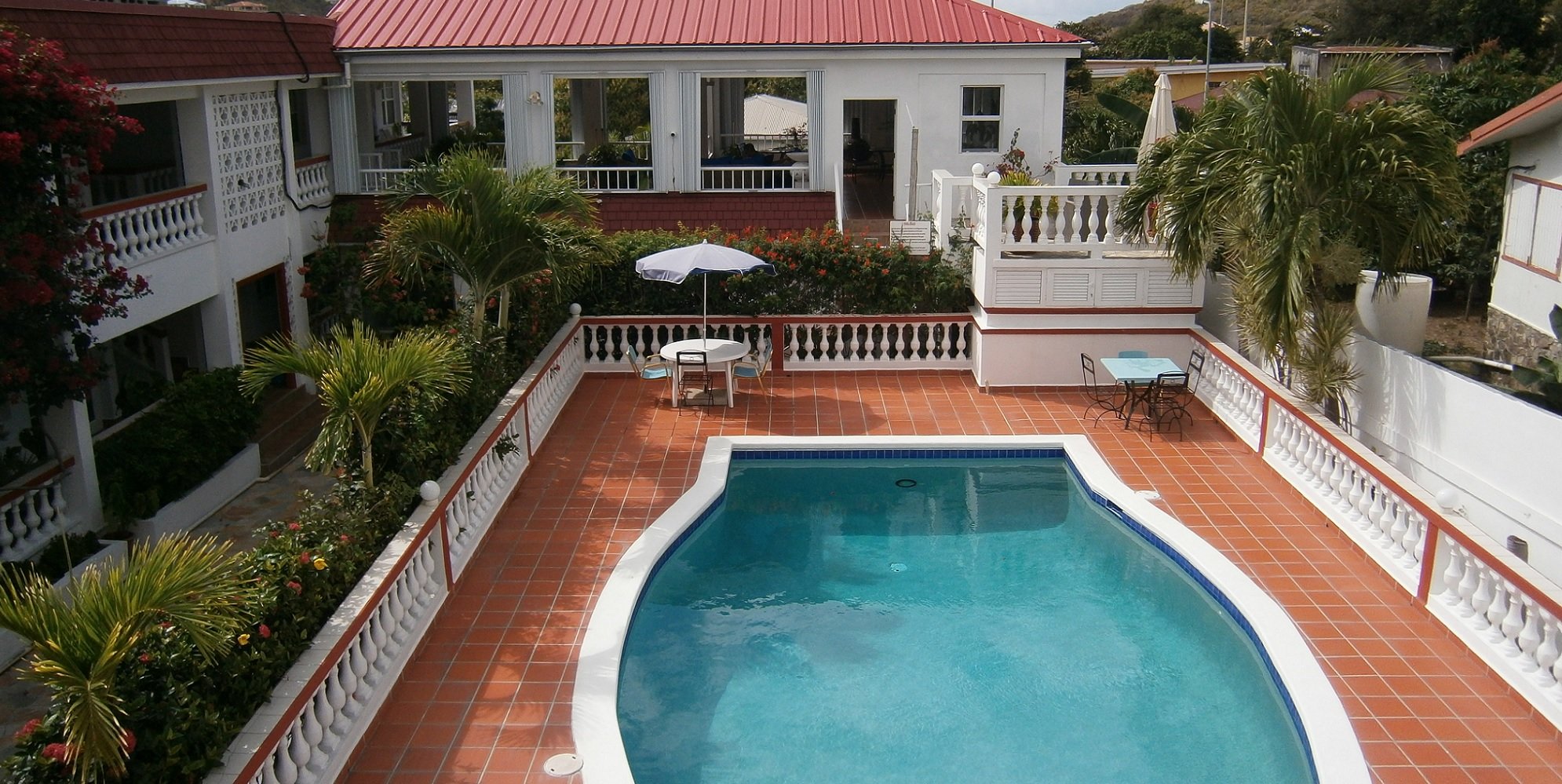 lesperance-Sint maarten-Saint Martin-accommodatie-zwembad met ligbedden