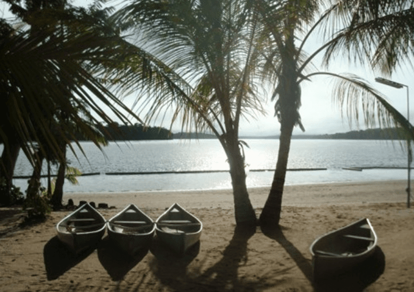 overbridge-river-resort-Suriname-accommodatie-rivier-kano-zwembad