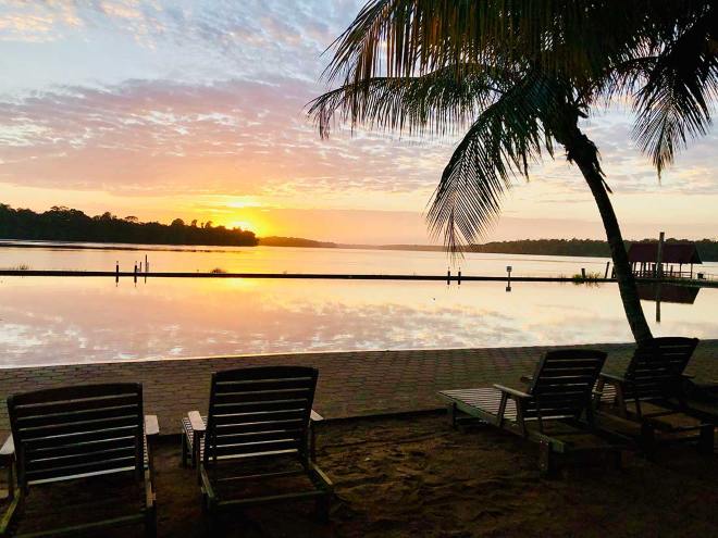 overbridge-river-resort-Suriname-accommodatie-terras-zwembad