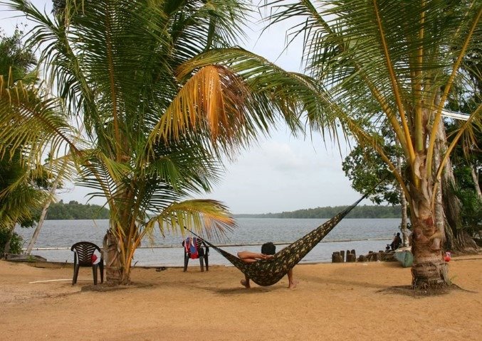 overbridge-river-resort-Suriname-hangmat-strand