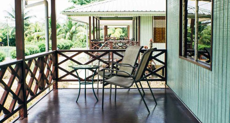 overbridge-river-resort-Suriname-accommodatie-terras