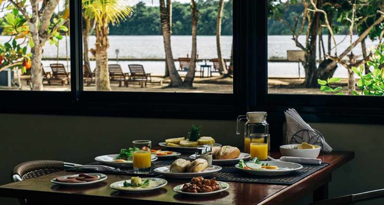 overbridge-river-resort-Suriname-restaurant-ontbijt