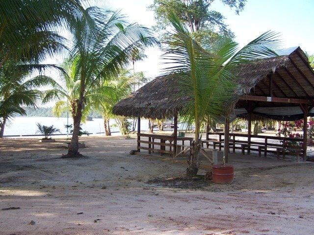 overbridge-river-resort-Suriname-rivier
