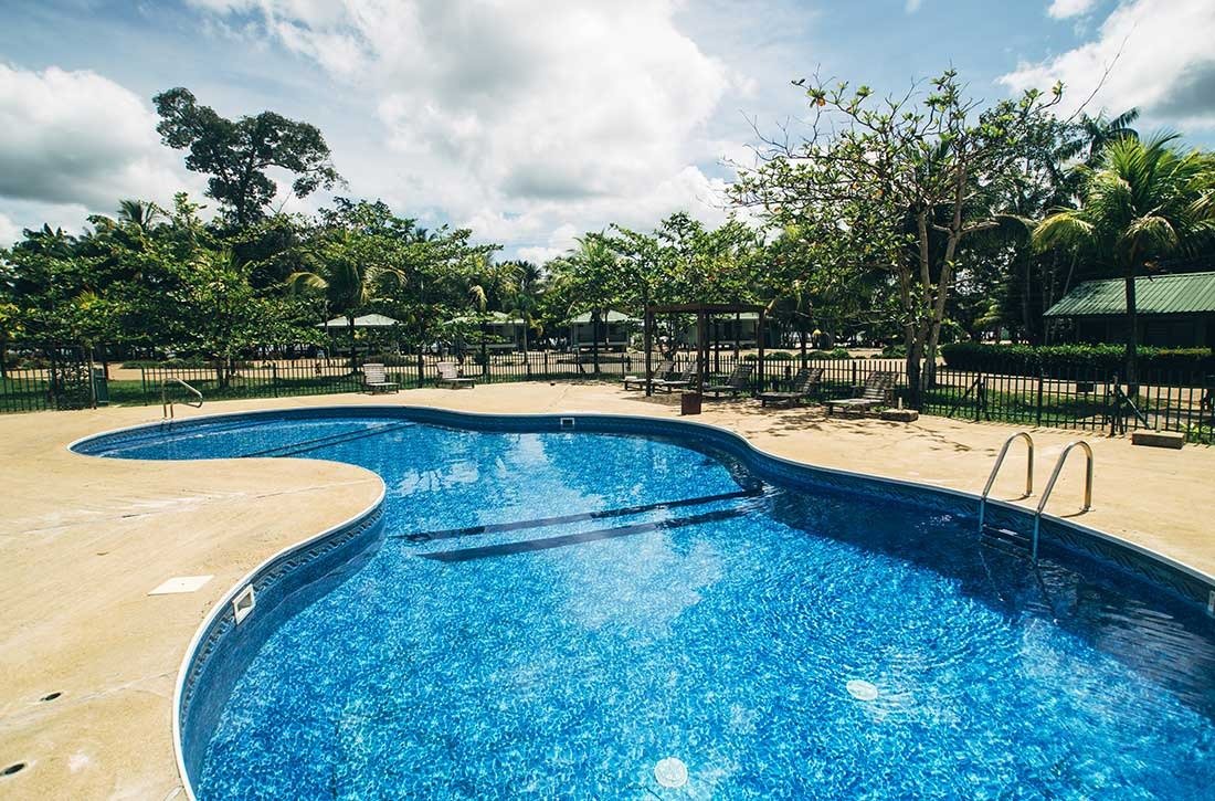 overbridge-river-resort-Suriname-accommodatie-rivier-ligbedden-zwembad