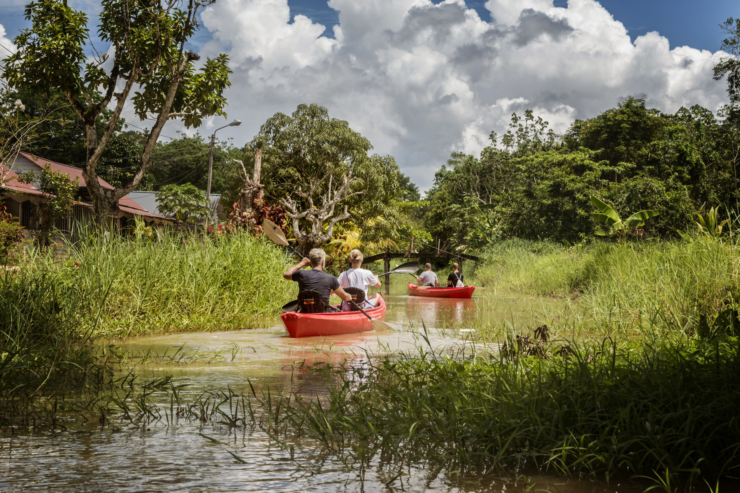 Peperpot, accommodatie Suriname, rivier, varen , kano boot