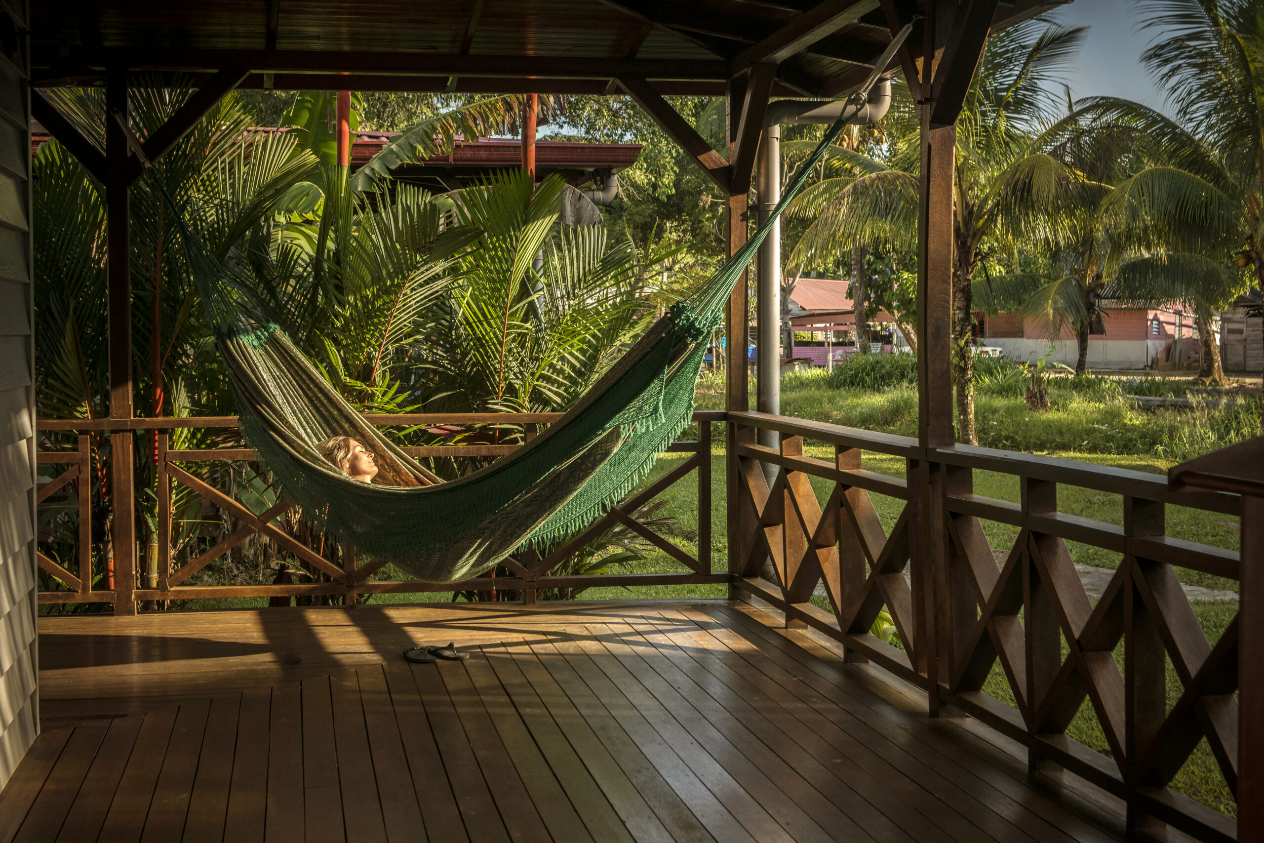 Peperpot, accommodatie Suriname, hangmat veranda terras uitzicht natuur