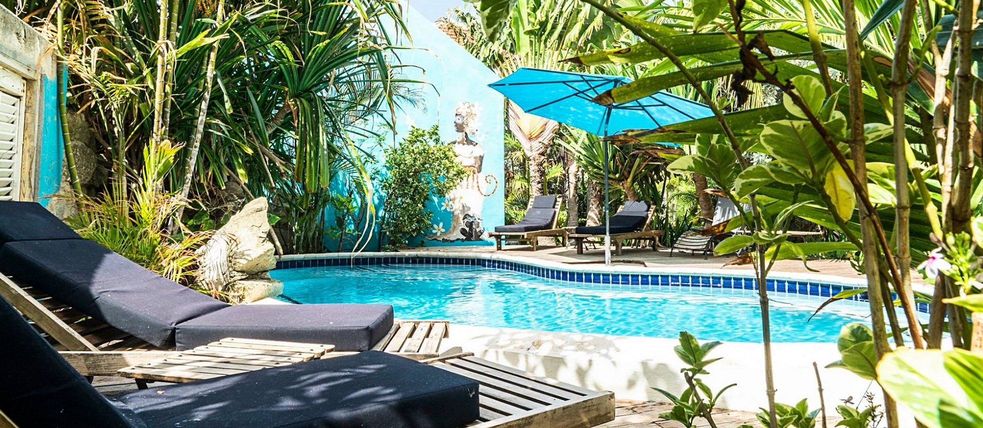 Pietermaai Boutique hotel Curacao accommodatie met zwembad en ligbedden