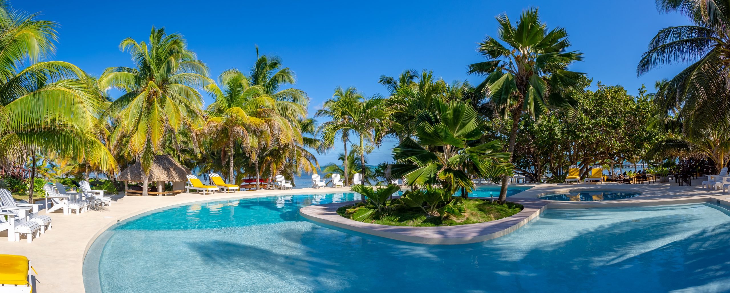 Portofino Beach Resort, Belize, accommodatie, aan het strand, zwembad met ligbedden, natuur, aan zee