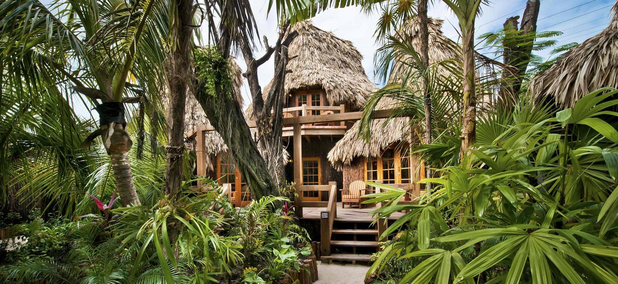 Ramons Village Resort, Belize, Accommodatie, rieten huisje, hout, natuur, aan zee, ligbedden op strand