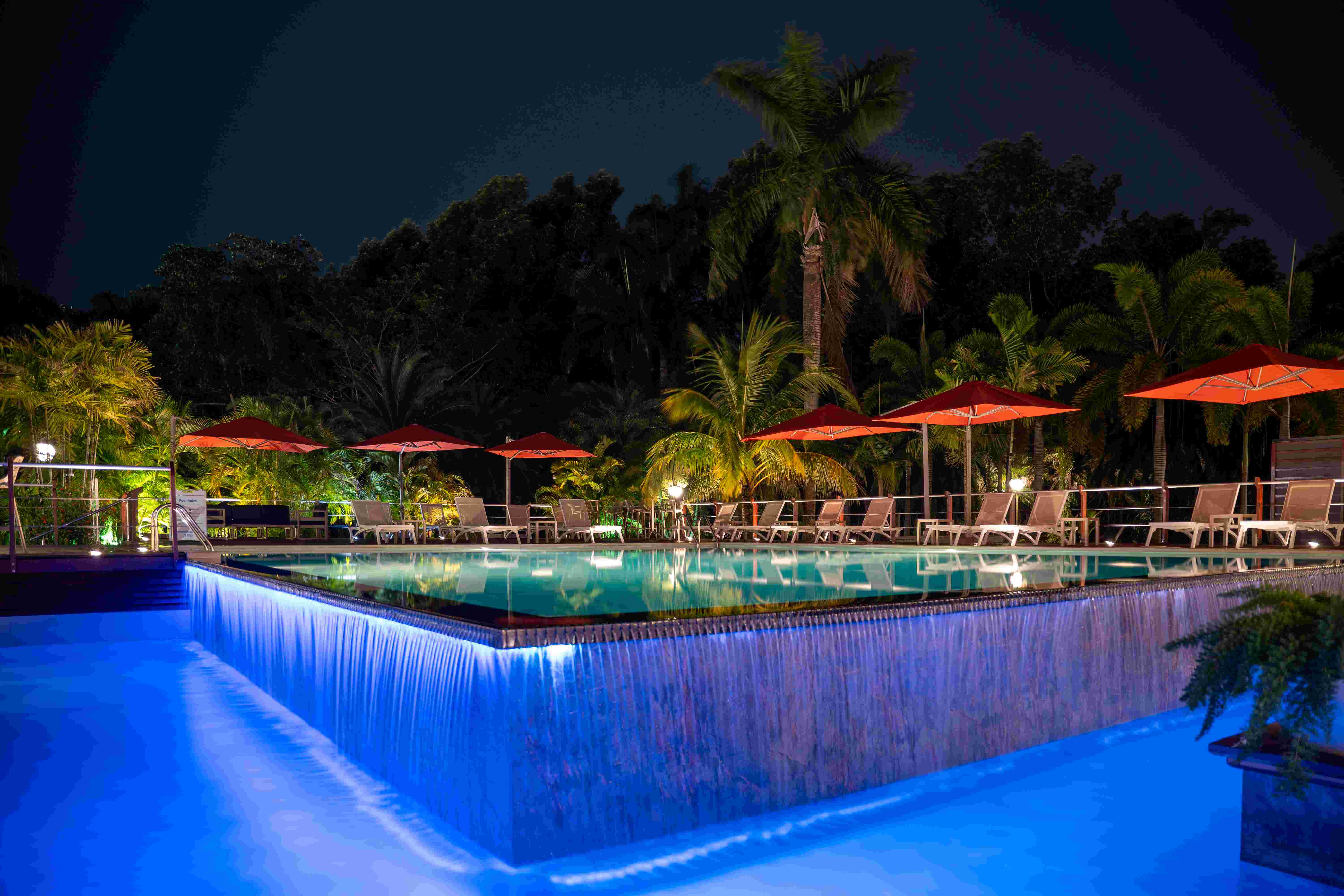 royal-torarica-hotel-Suriname-accommodatie-zwembad met ligbedden