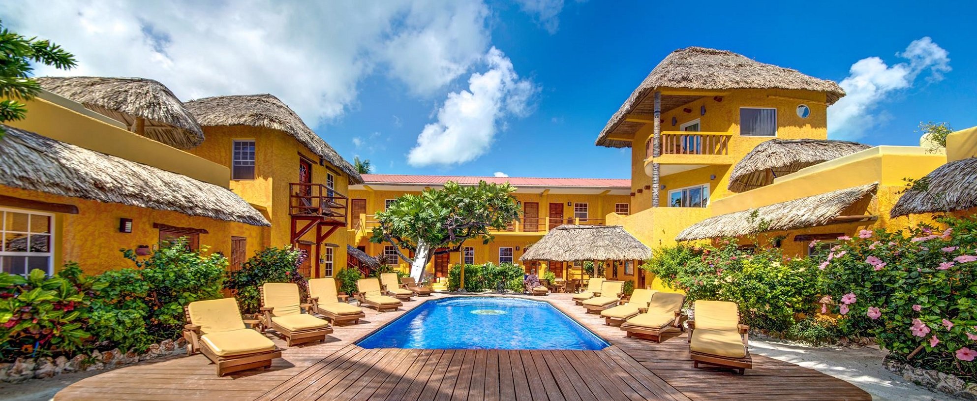 Seaside Cabanas, Belize, Accommodatie, zwembad met ligbedden