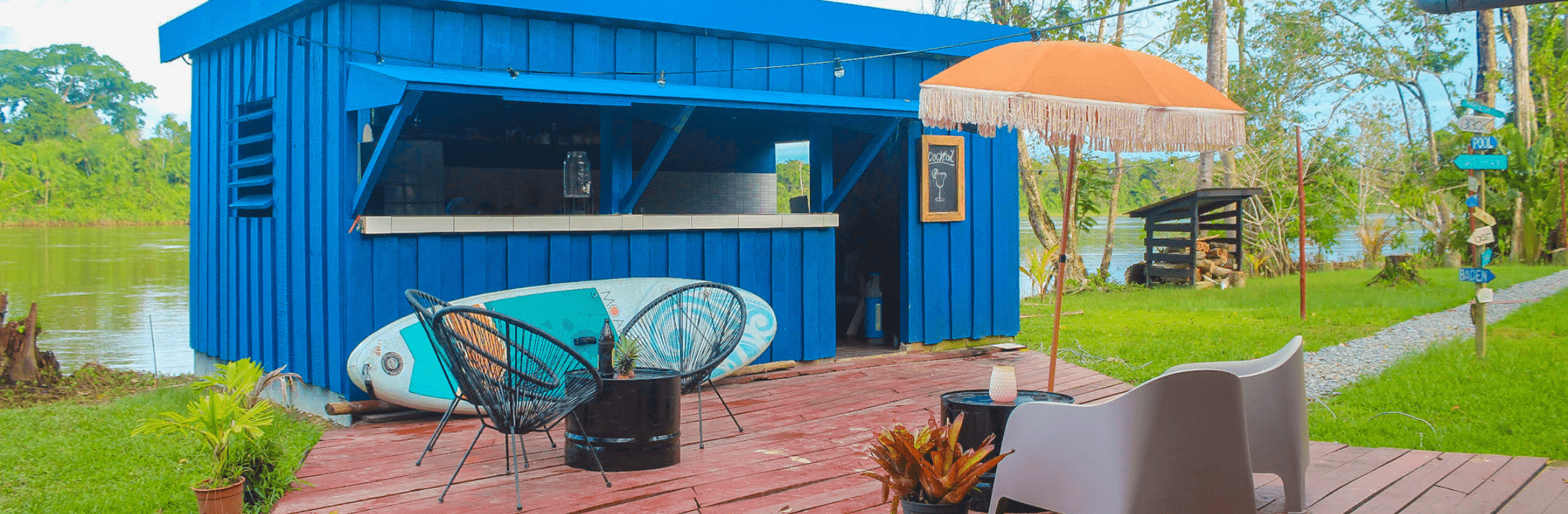 seliba-river-glamping-Suriname-kamperen-bar-terras-rivier uitzicht