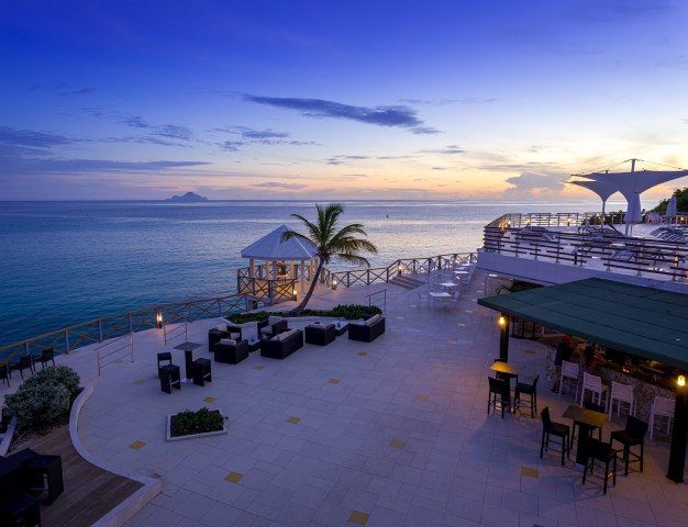 sonesta-maho-beach-resort-spa-casino-Sint maarten-accommodatie-uitzicht op zee-terras
