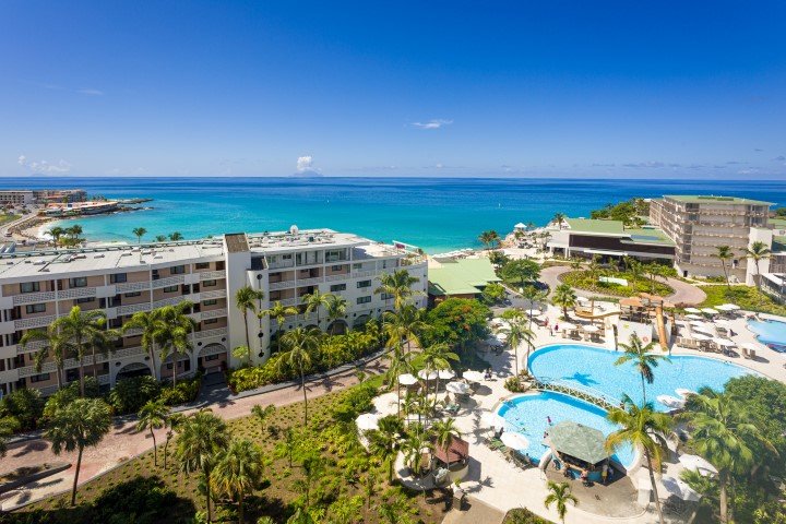 sonesta-maho-beach-resort-spa-casino-Sint maarten-verblijf-accommodatie-zwembad-aan zee