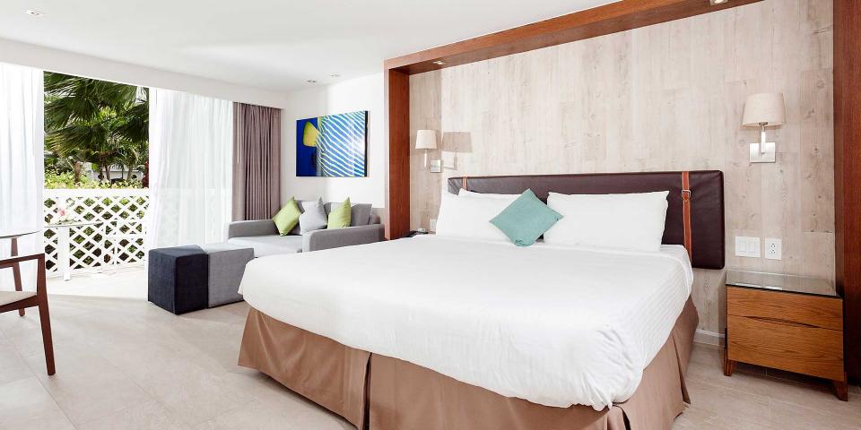 sonesta-maho-beach-resort-spa-casino-Sint maarten-appartement met woonkamer-zitgedeelte-bed-slaapkamer