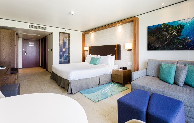 sonesta-maho-beach-resort-spa-casino-Sint maarten-appartement met woonkamer-zitgedeelte-bed-slaapkamer