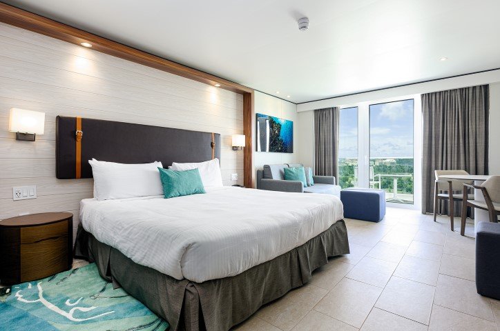 sonesta-maho-beach-resort-spa-casino-Sint maarten-appartement met woonkamer-zitgedeelte-bed-slaapkamer