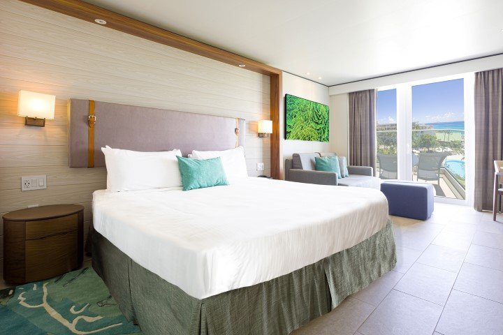 sonesta-maho-beach-resort-spa-casino-Sint maarten-appartement met woonkamer-zitgedeelte-bed-slaapkamer