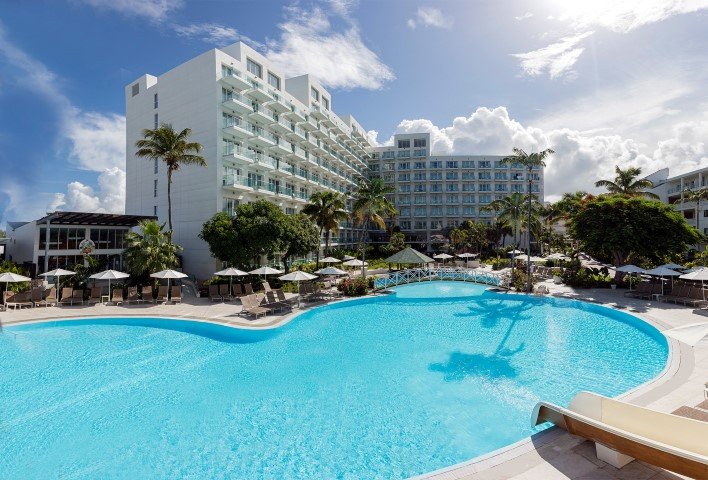 sonesta-maho-beach-resort-spa-casino-Sint maarten-accommodatie met zwembad-ligbedden