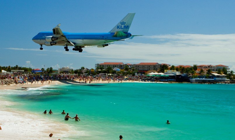 sonesta-maho-beach-resort-spa-casino-Sint maarten-accommodatie-vliegtuig over strand-aan zee