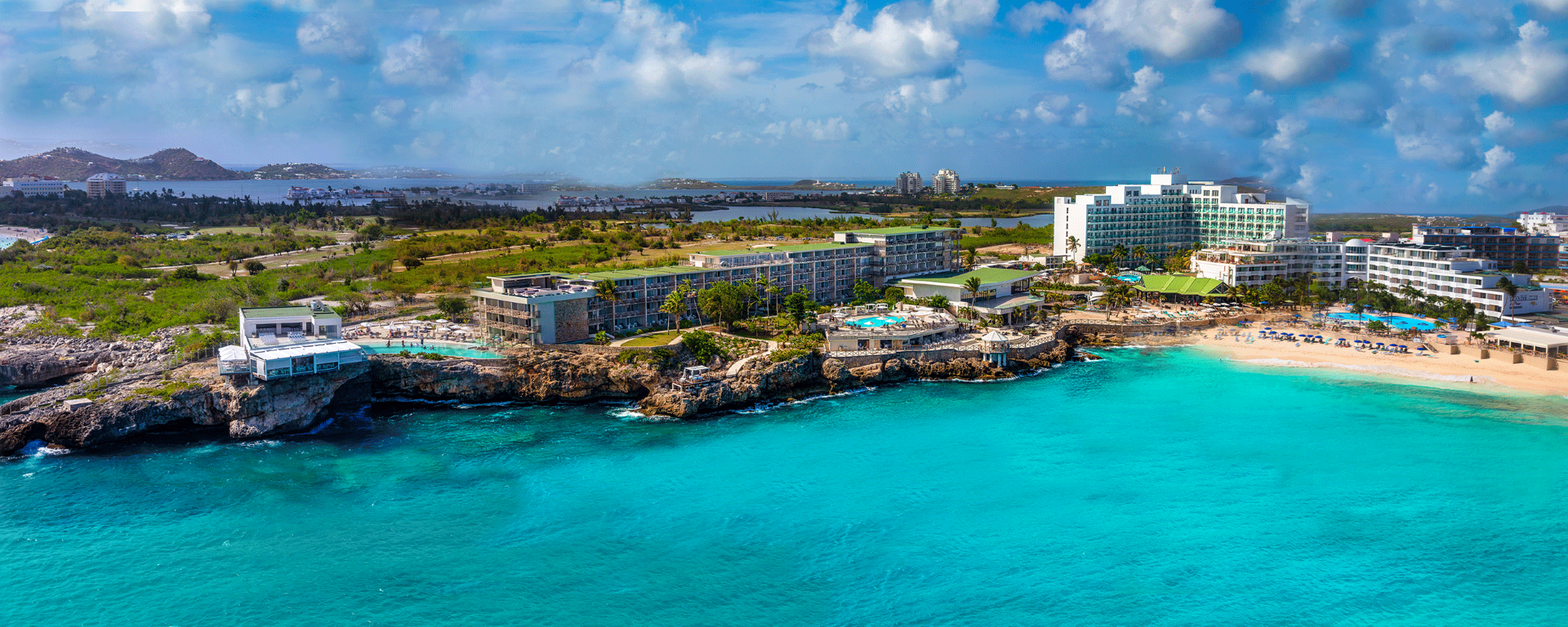 sonesta-maho-beach-resort-spa-casino-Sint maarten-accommodatie-aan zee met zwembad en ligbedden