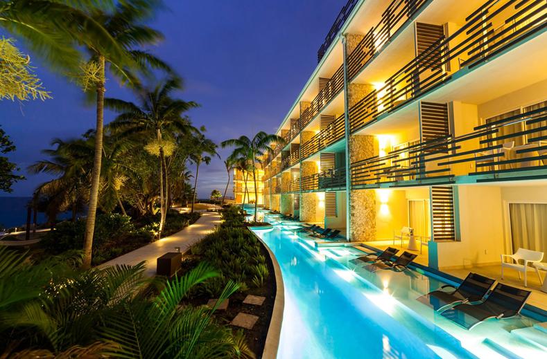 sonesta-ocean-point-resort-Sint maarten-appartement-aan het zwembad-uitzicht op zee-ligbedden