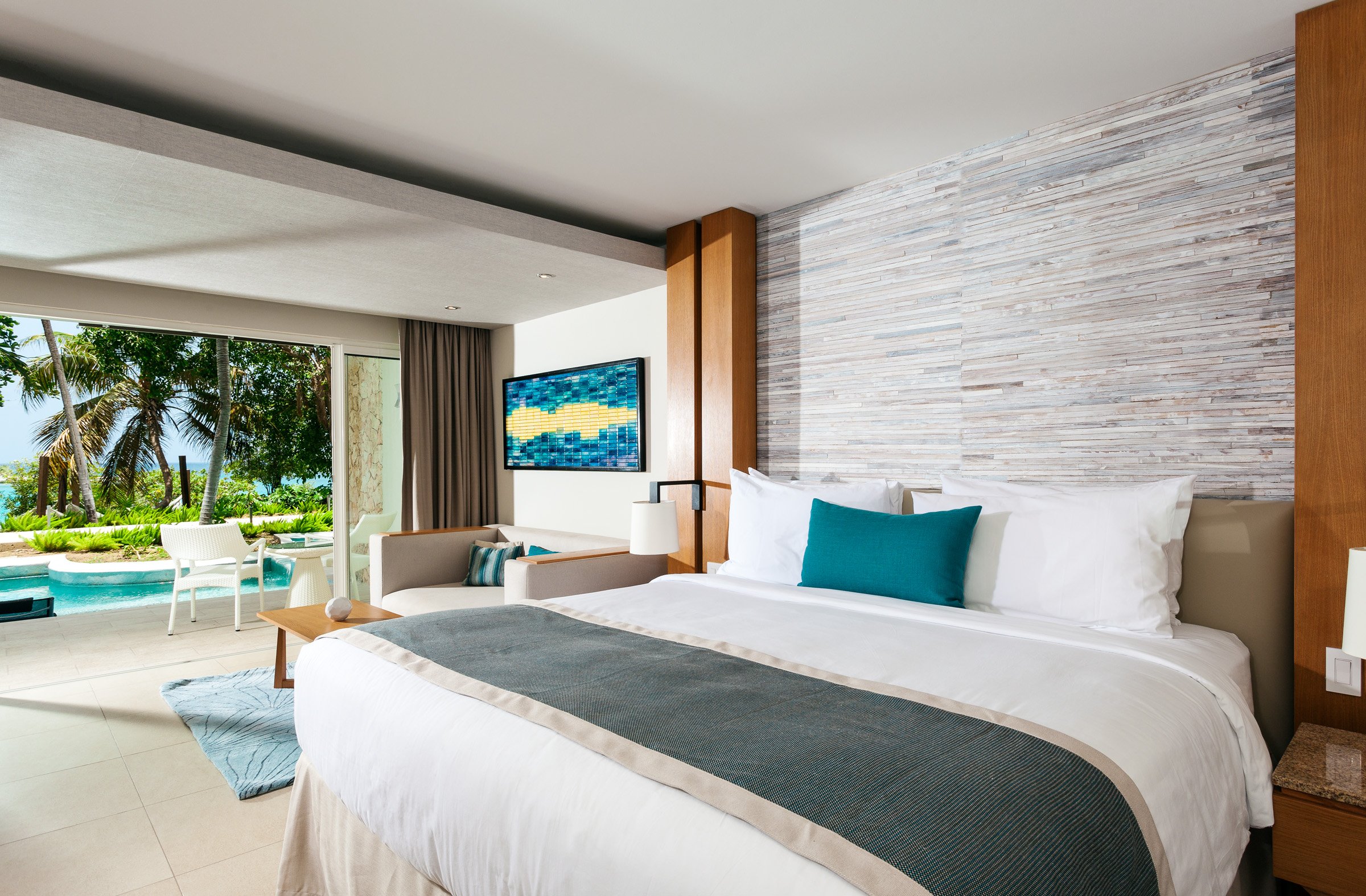 sonesta-ocean-point-resort-Sint maarten- woonkamer en slaapkamer-appartement-uitzicht op zwembad