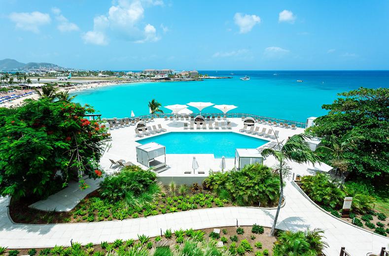 sonesta-ocean-point-resort-Sint maarten-appartement-aan het zwembad-uitzicht op zee-ligbedden