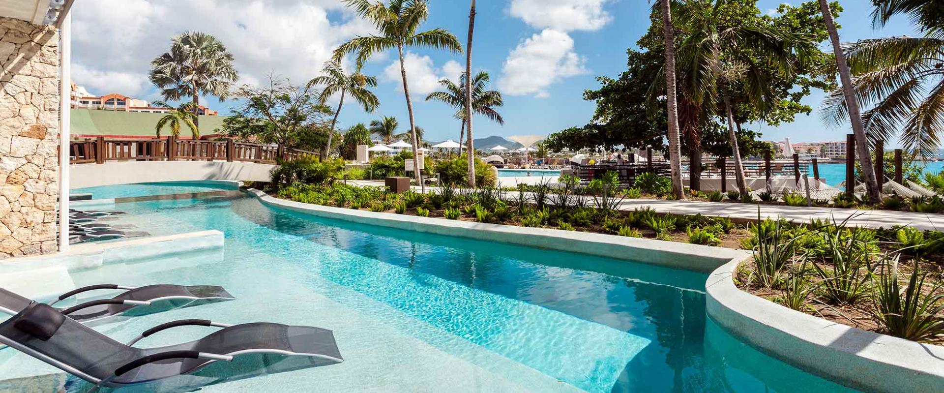 sonesta-ocean-point-resort-Sint maarten-appartement-aan het zwembad-uitzicht op zee-ligbedden