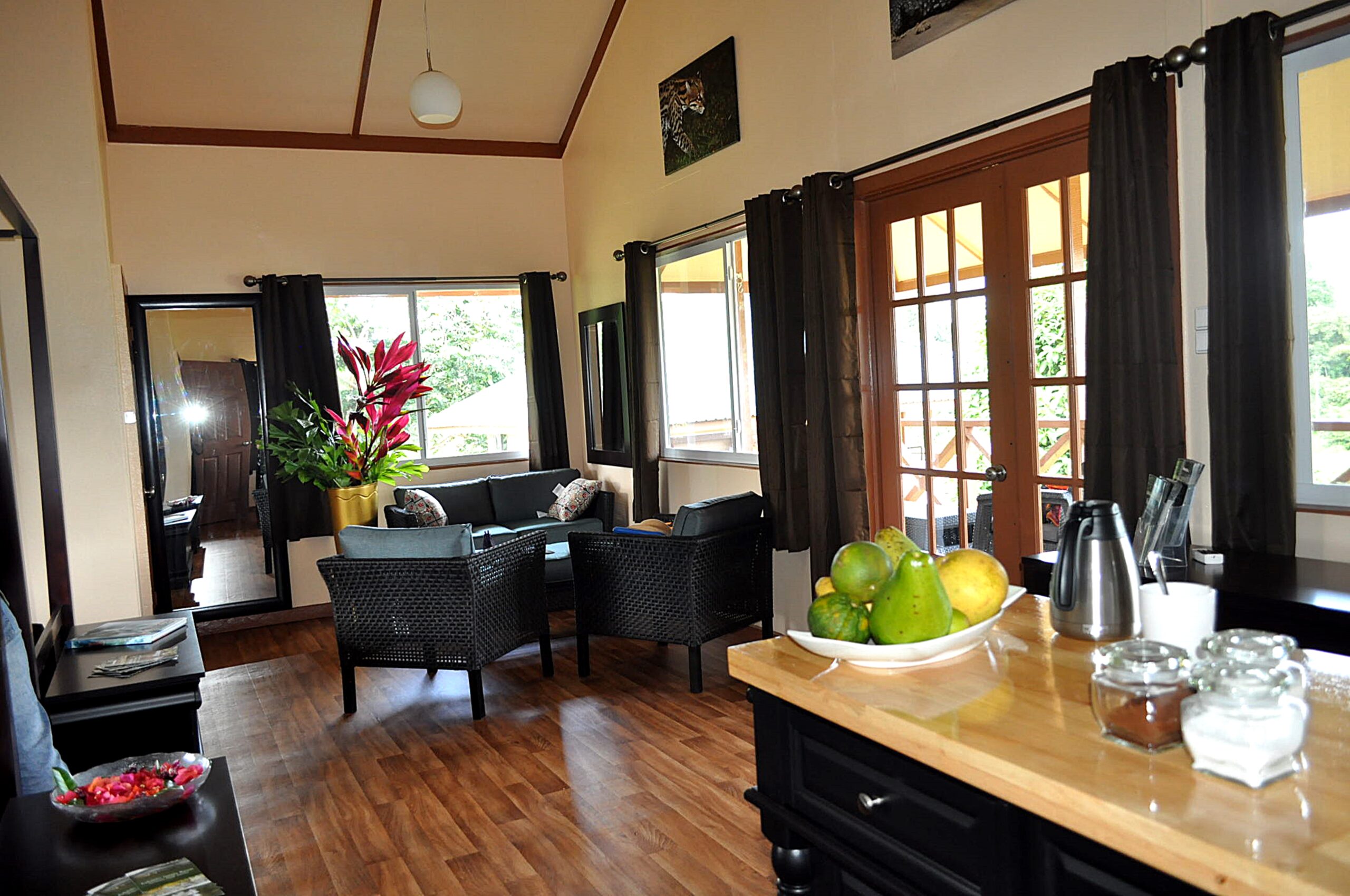 Kabalebo accommodatie Suriname, suite met woonkamer en keuken
