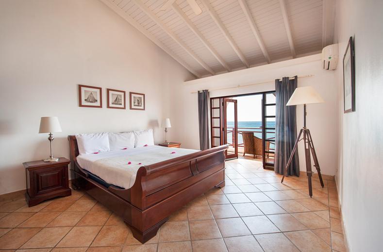 the-old-gin-house-Sint Eustatius-slaapkamer met terras