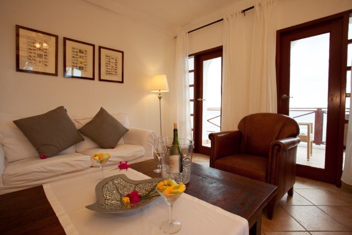 the-old-gin-house-Sint Eustatius-resort-aan zee-met terras