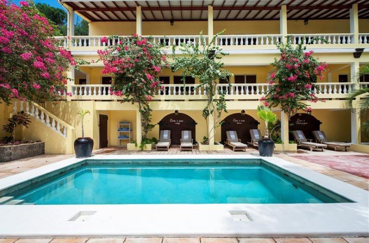 the-old-gin-house-Sint Eustatius-resort-aan zee-ligbedden aan zwembad