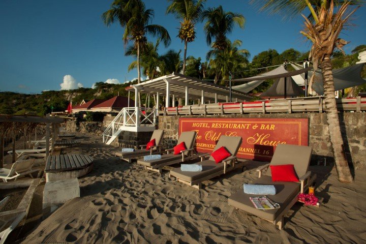 the-old-gin-house-Sint Eustatius-resort-aan zee-ligbedden
