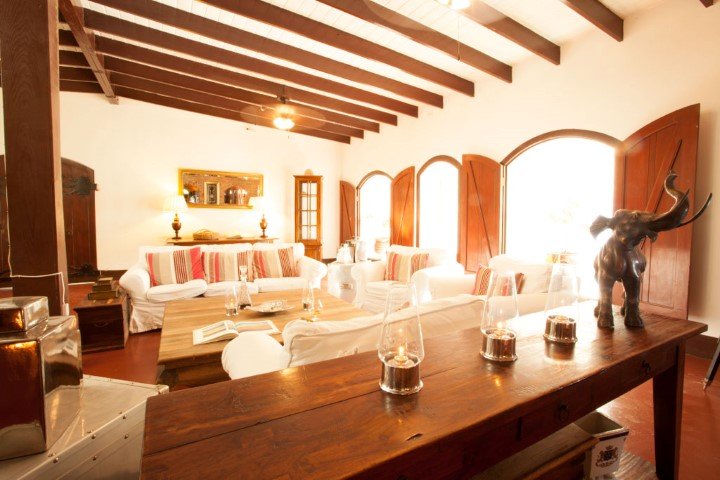 the-old-gin-house-Sint Eustatius-resort-aan zee-woonkamer